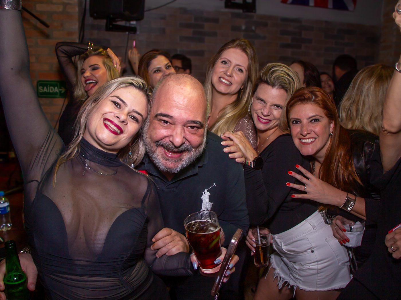 Galera comemorando com drinks no St. Paul's Pub