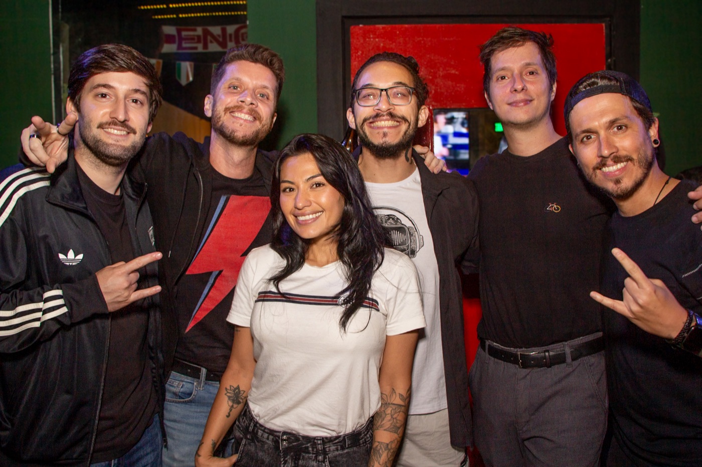 Galera reunida e animada dentro do St. Paul's Pub